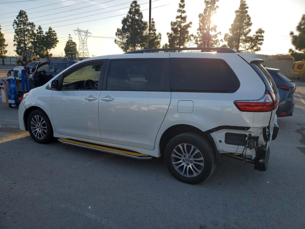 2020 TOYOTA SIENNA photo 2