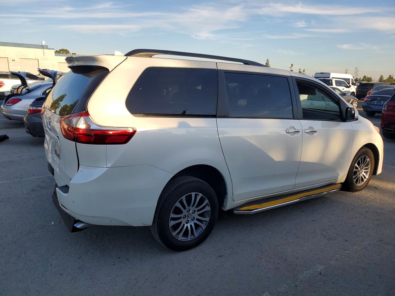 2020 TOYOTA SIENNA photo 3