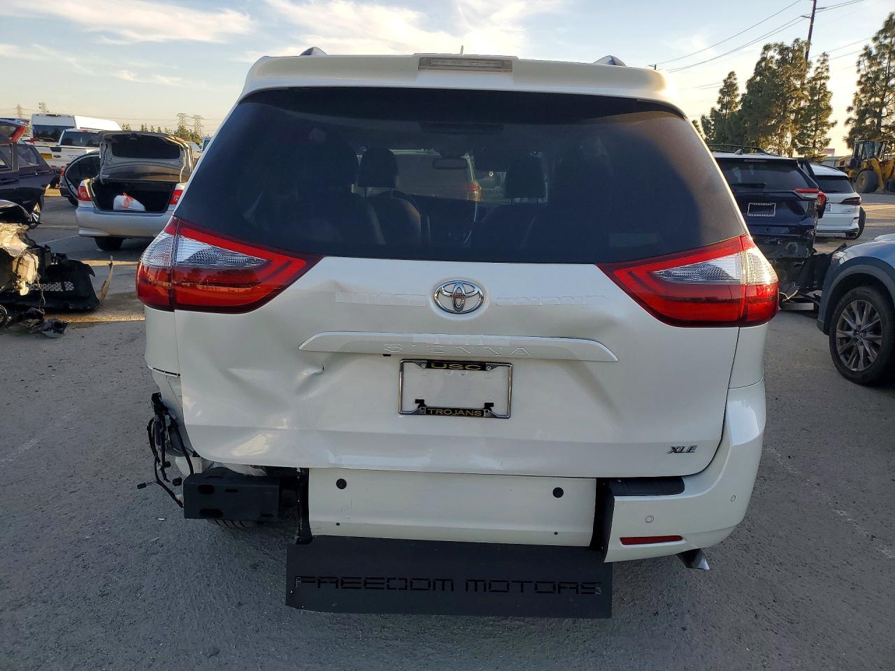 2020 TOYOTA SIENNA photo 6
