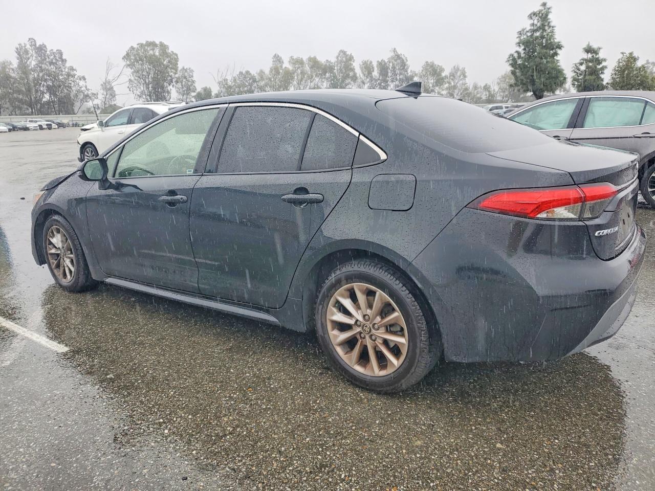 2020 TOYOTA COROLLA XLE photo 2