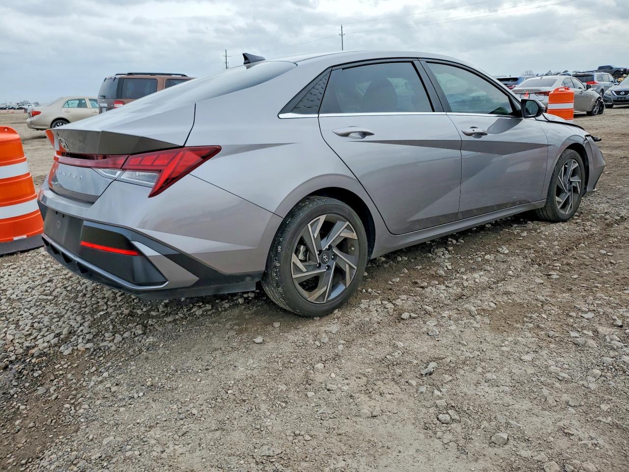 2024 HYUNDAI ELANTRA SEL photo 3