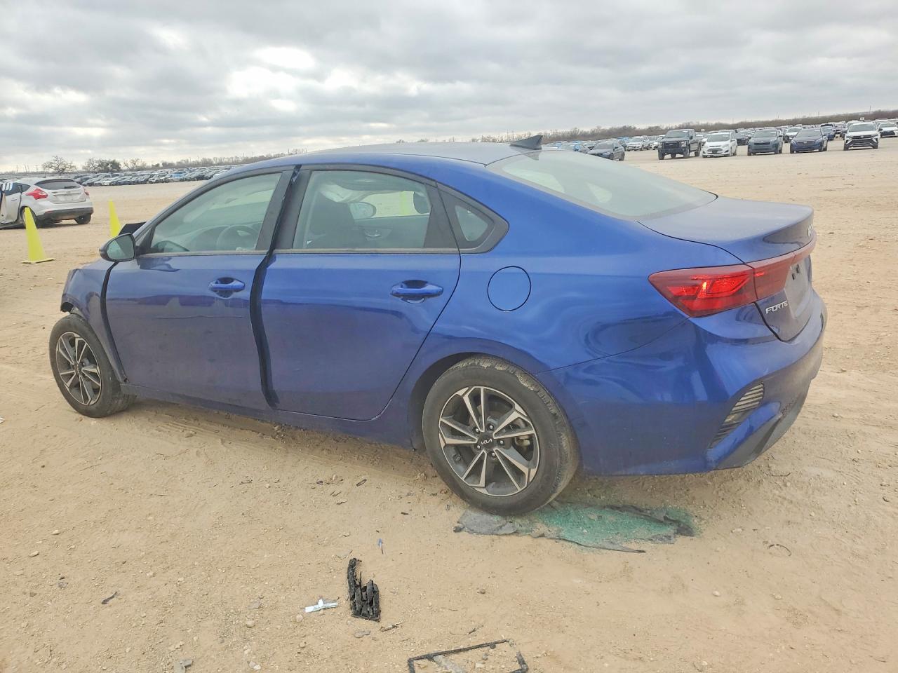 2023 KIA FORTE LX photo 3