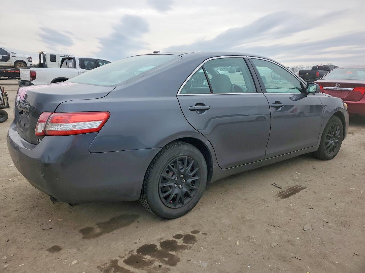 2011 TOYOTA CAMRY LE photo 3