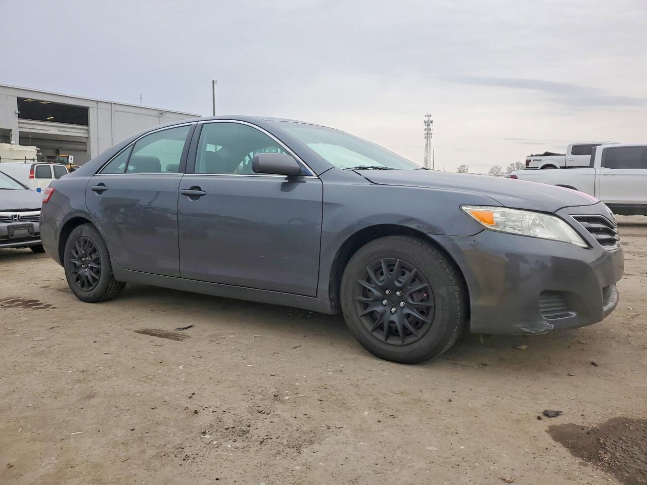 2011 TOYOTA CAMRY LE photo 4