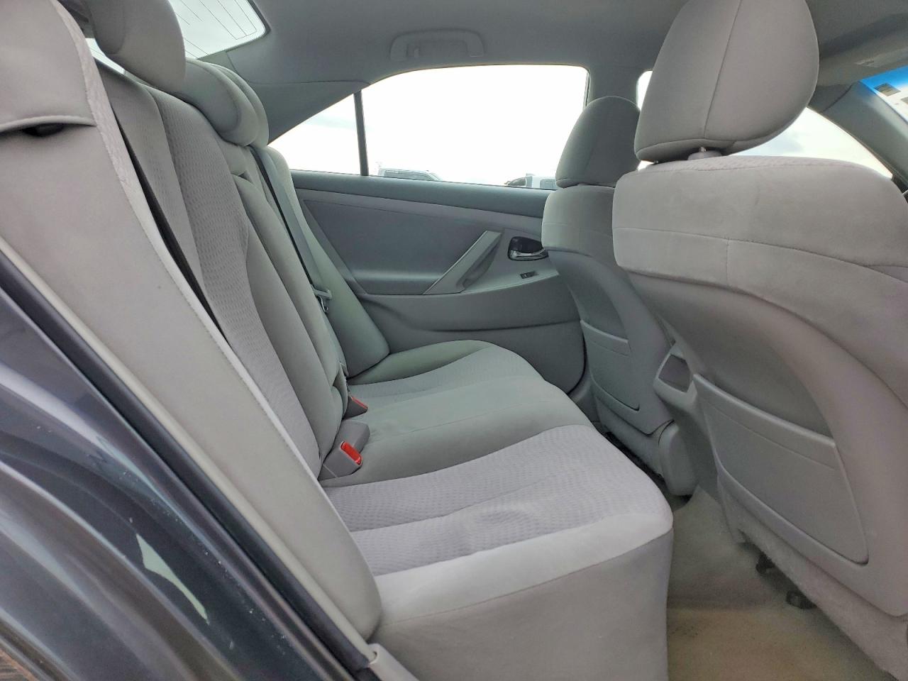 2011 TOYOTA CAMRY LE photo 10