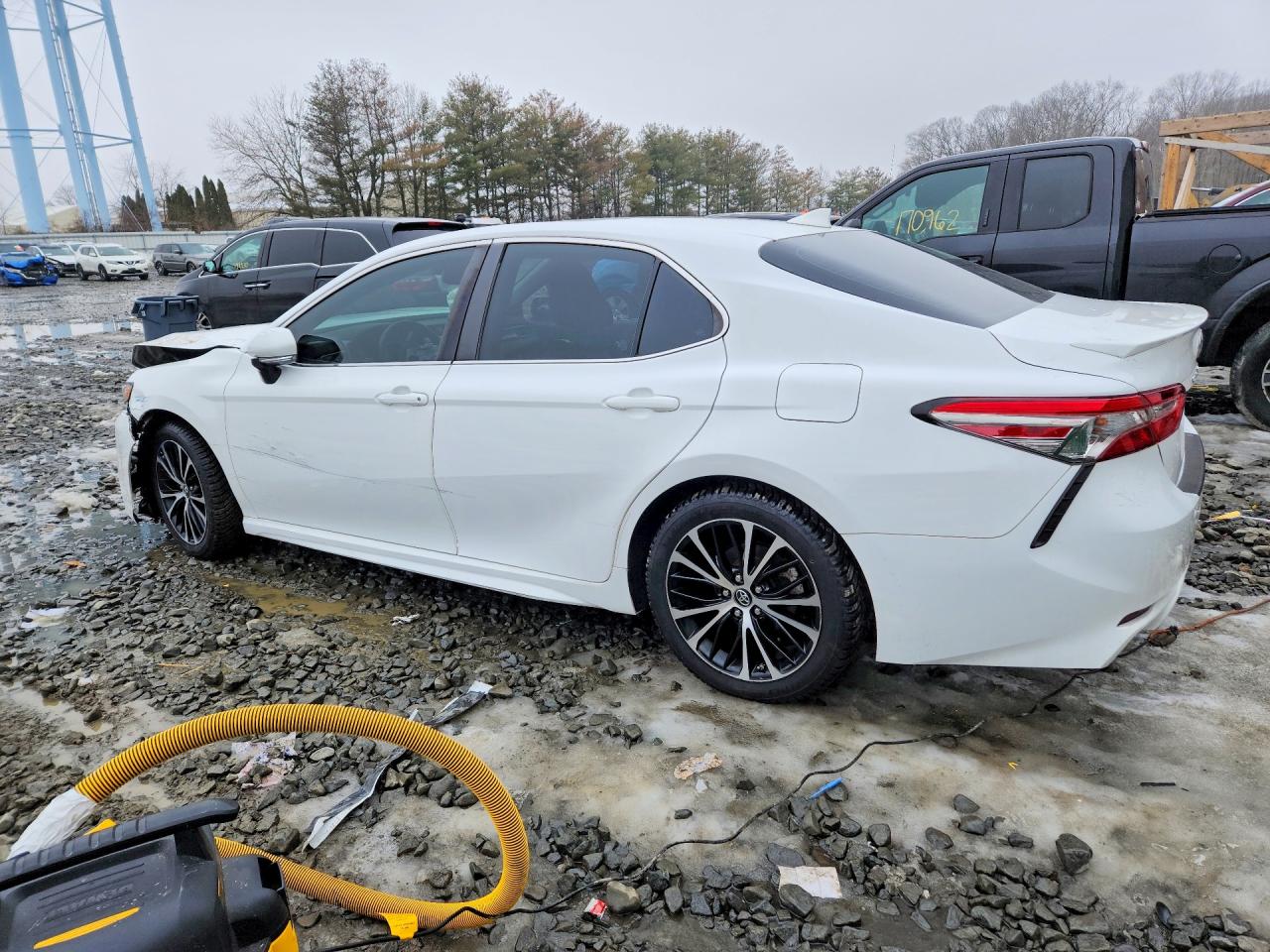 2019 TOYOTA CAMRY SE photo 2