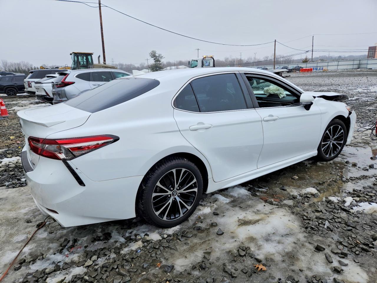 2019 TOYOTA CAMRY SE photo 3