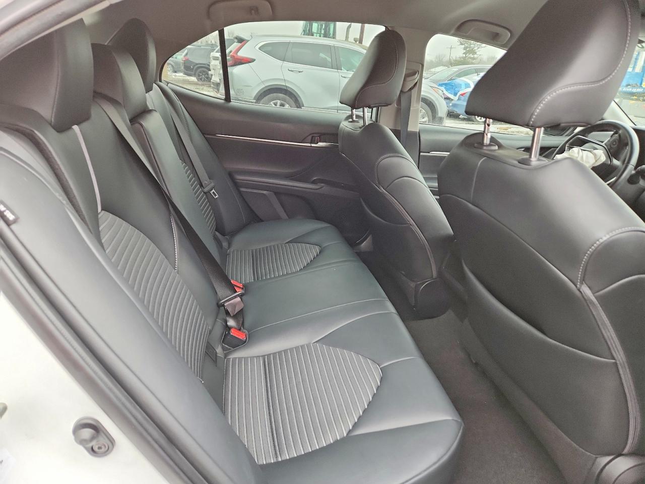 2019 TOYOTA CAMRY SE photo 10