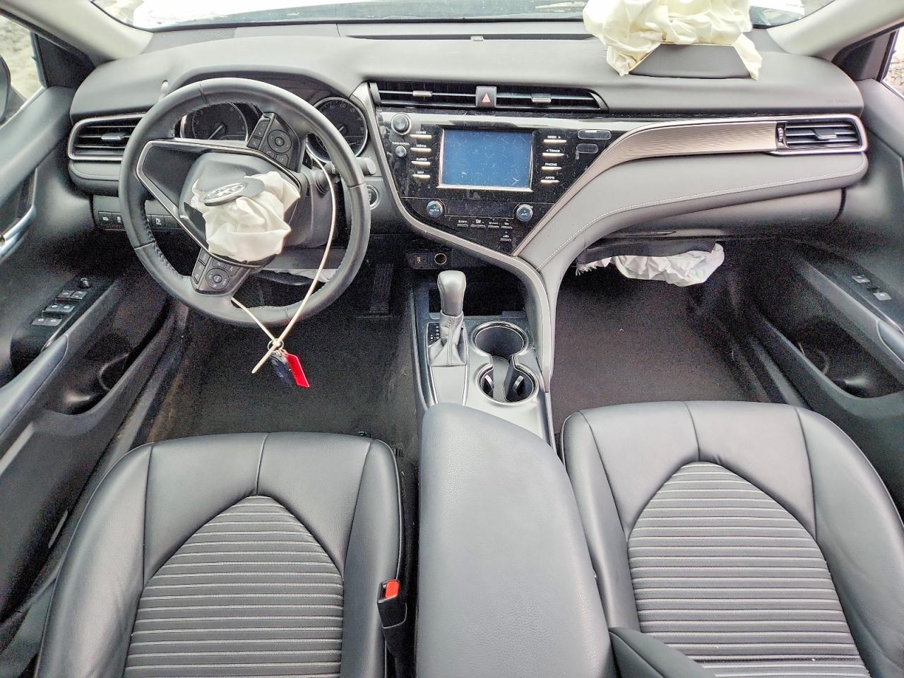 2019 TOYOTA CAMRY SE photo 8