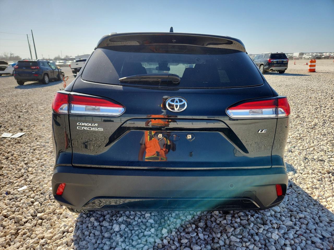 2022 TOYOTA COROLLA CROSS LE photo 6