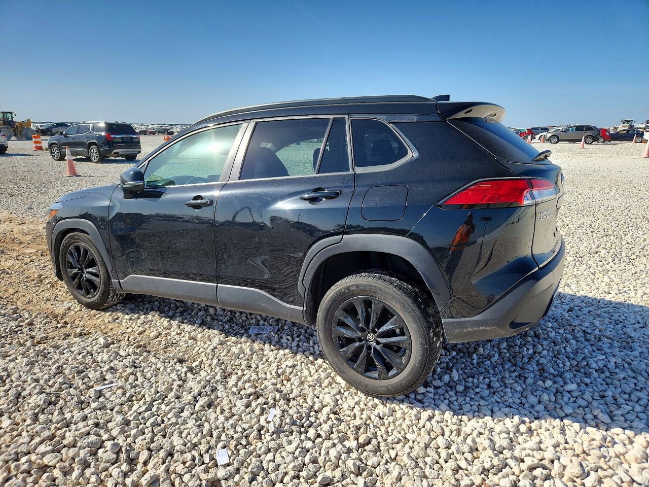 2022 TOYOTA COROLLA CROSS LE photo 2