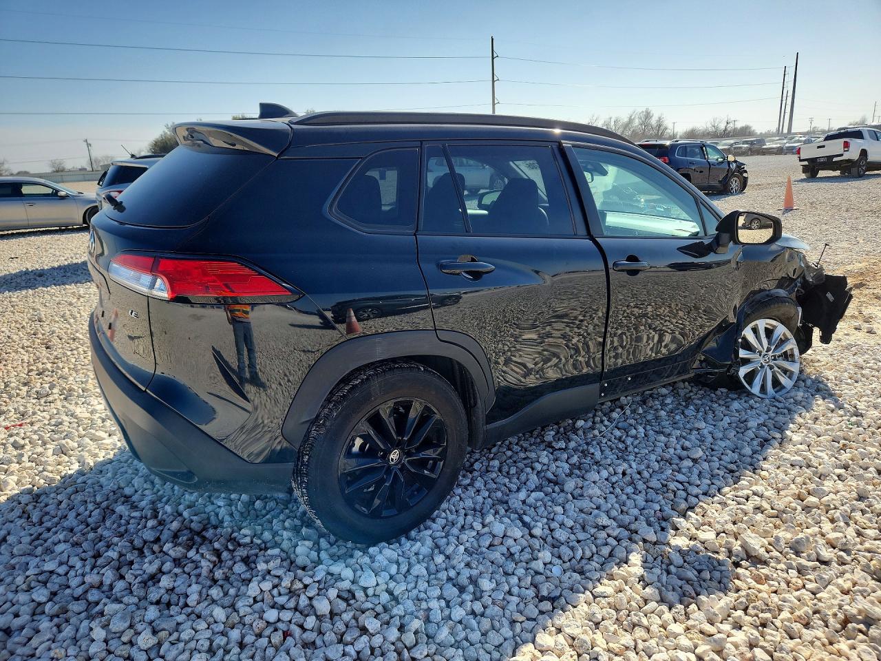 2022 TOYOTA COROLLA CROSS LE photo 3