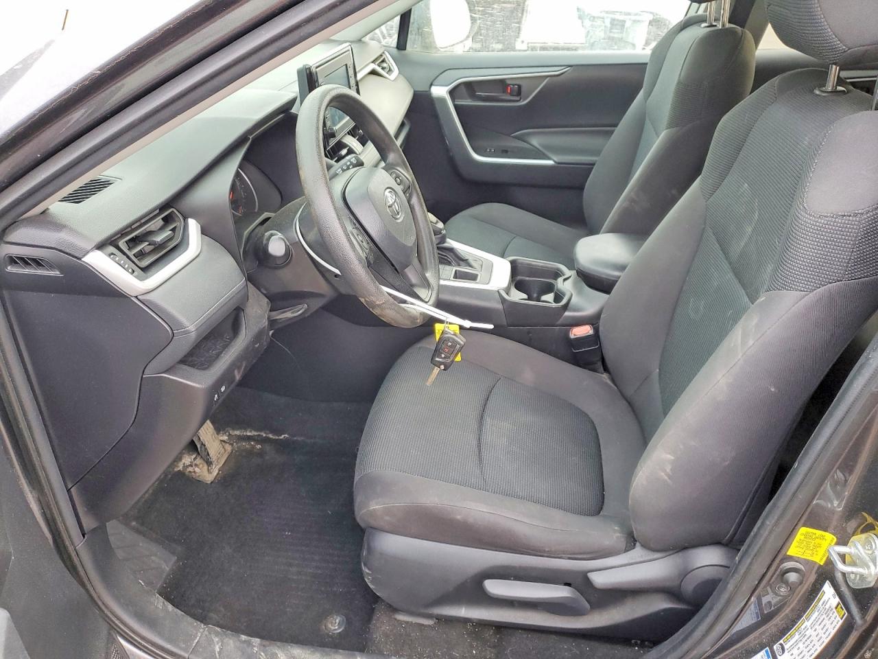 2021 TOYOTA RAV4 LE photo 7