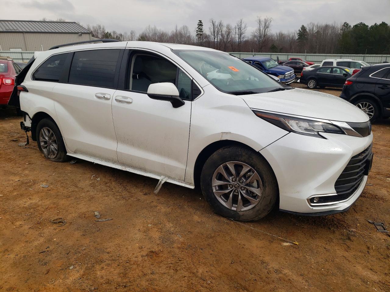 2022 TOYOTA SIENNA XLE photo 4