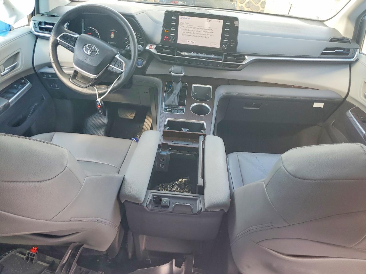 2022 TOYOTA SIENNA XLE photo 8