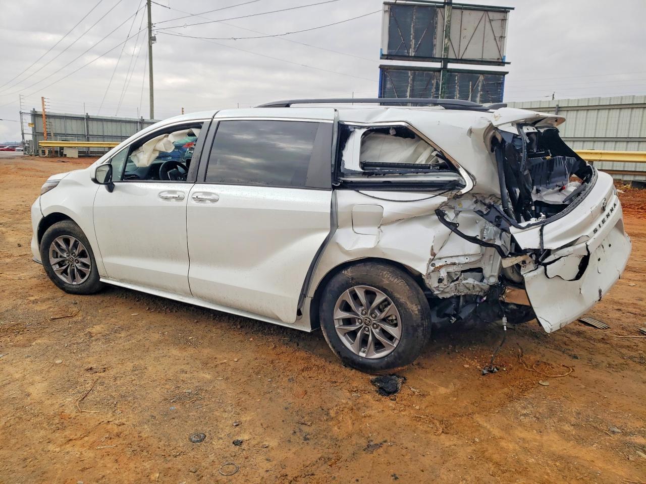 2022 TOYOTA SIENNA XLE photo 2