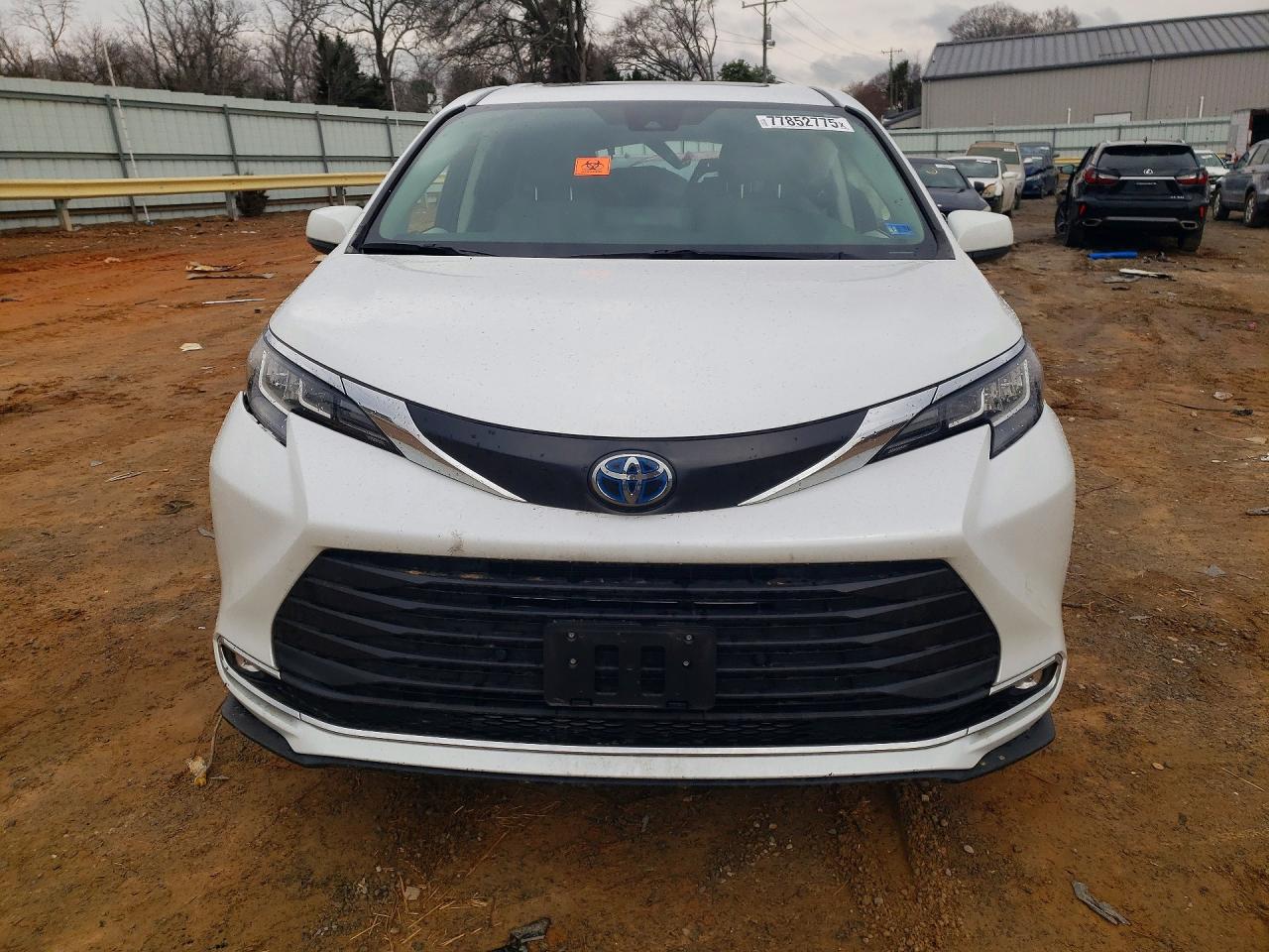 2022 TOYOTA SIENNA XLE photo 5