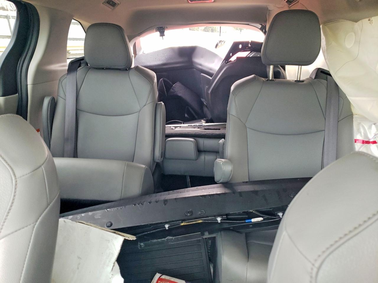 2022 TOYOTA SIENNA XLE photo 10