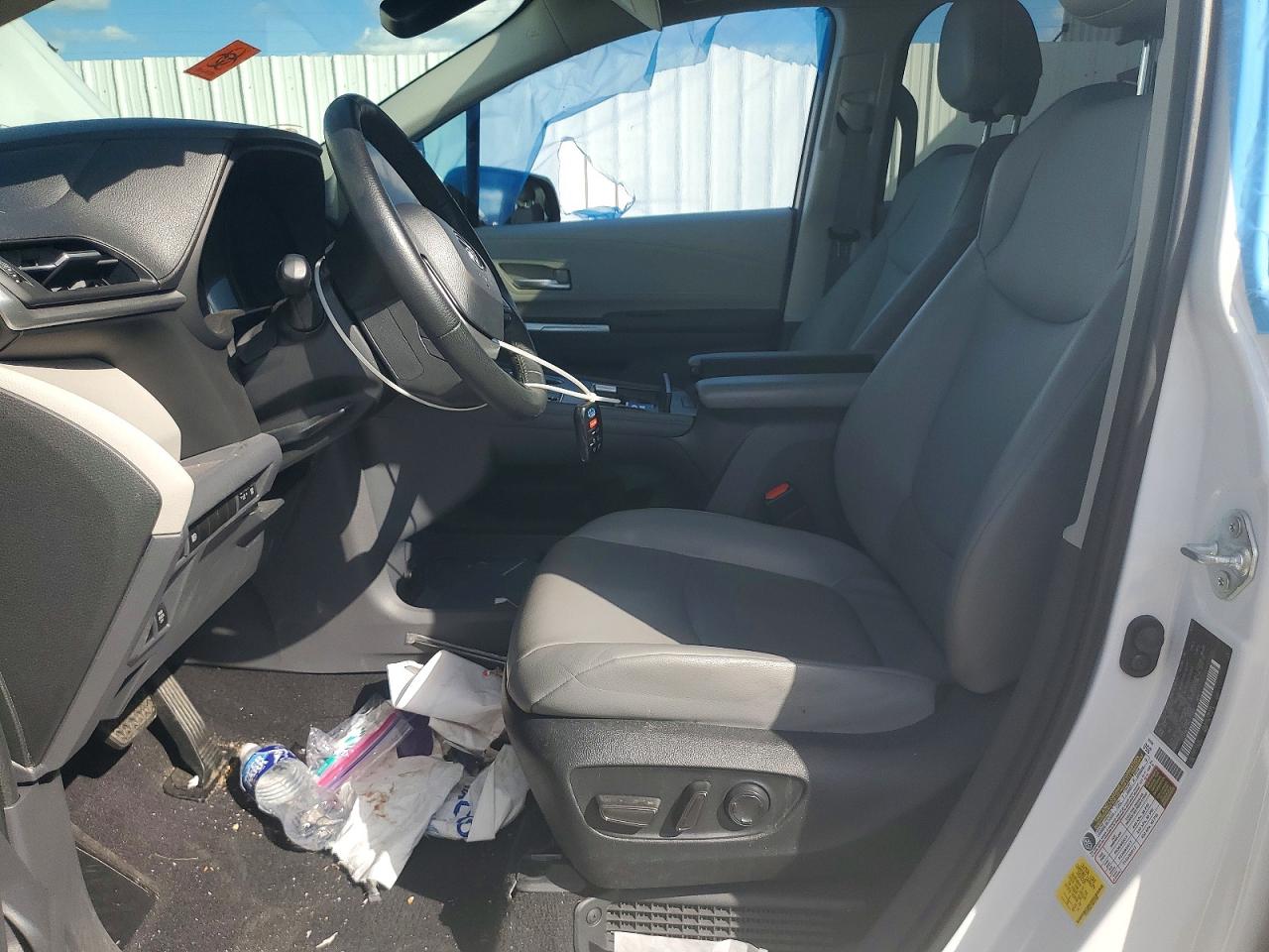 2022 TOYOTA SIENNA XLE photo 7