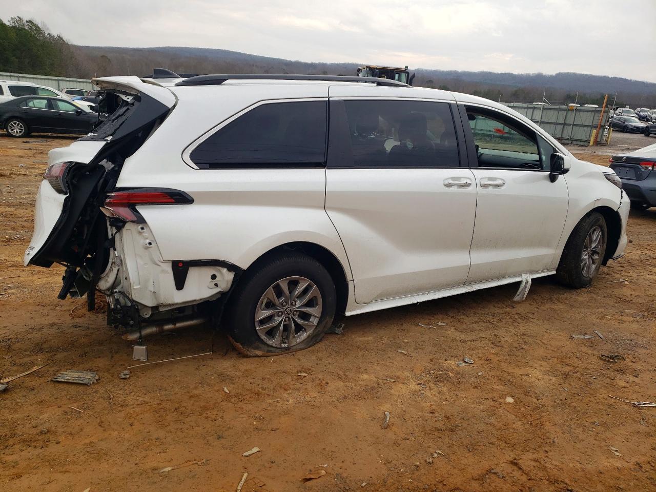 2022 TOYOTA SIENNA XLE photo 3