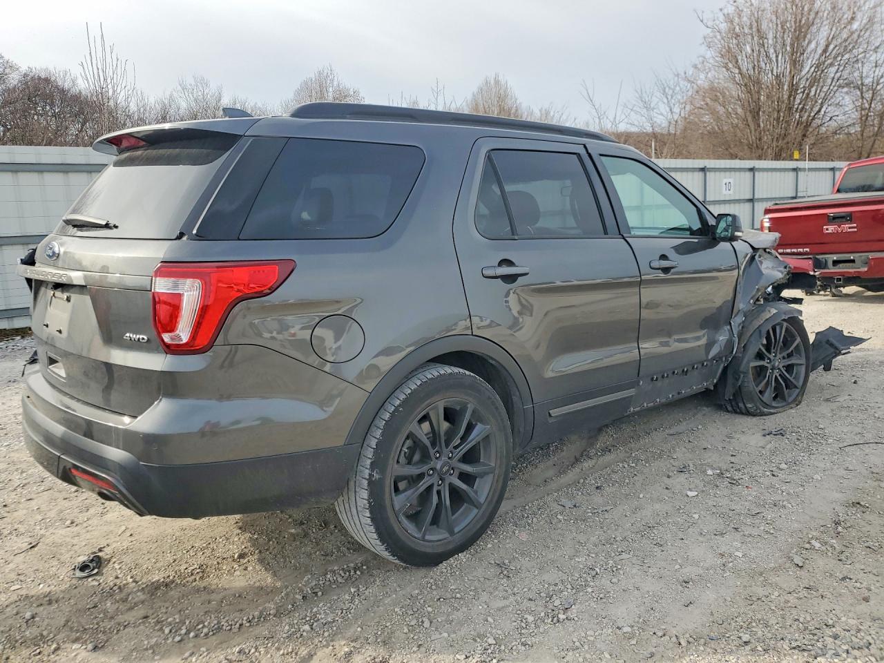 2017 FORD EXPLORER XLT photo 5