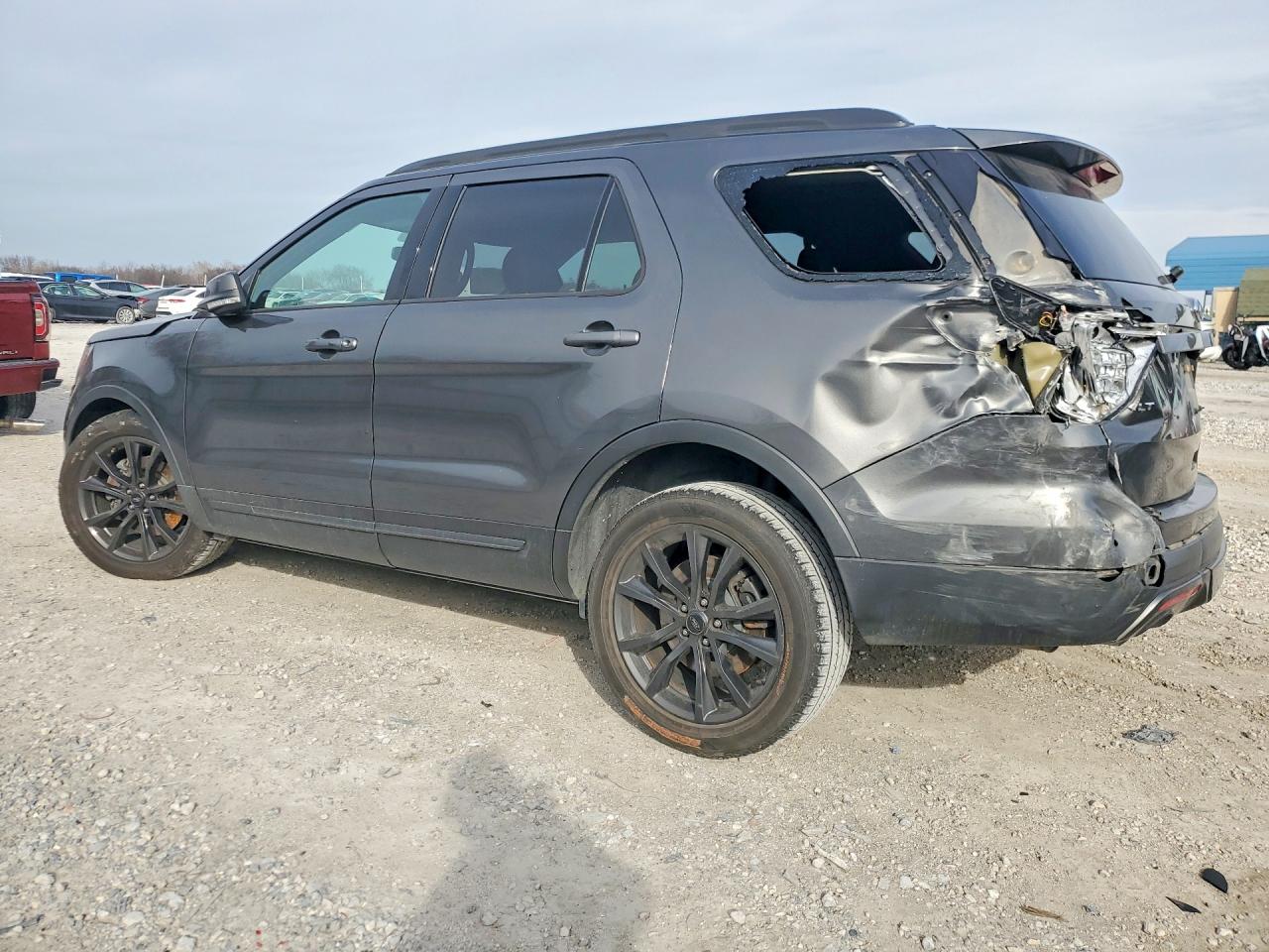 2017 FORD EXPLORER XLT photo 3