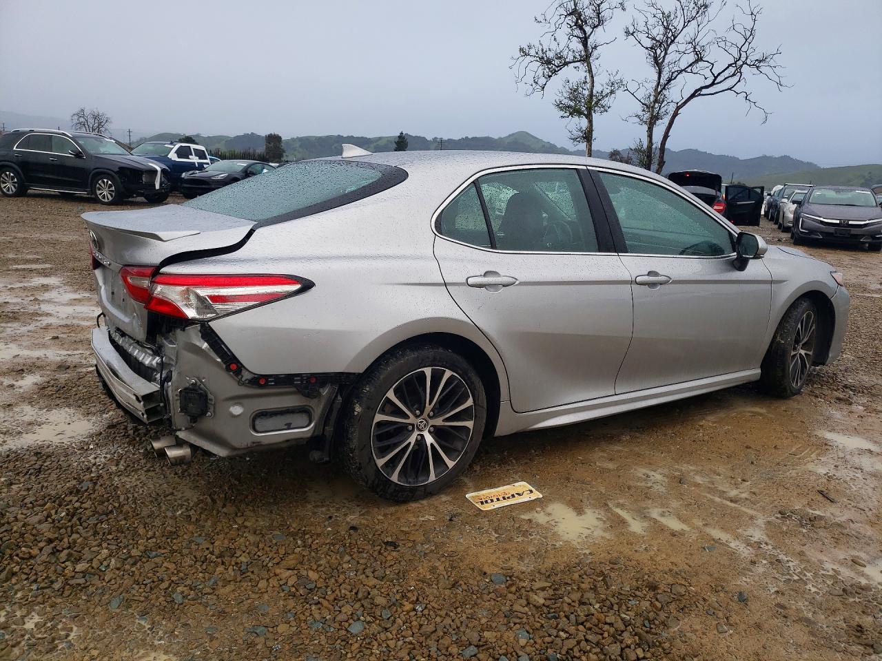 2020 TOYOTA CAMRY SE photo 3