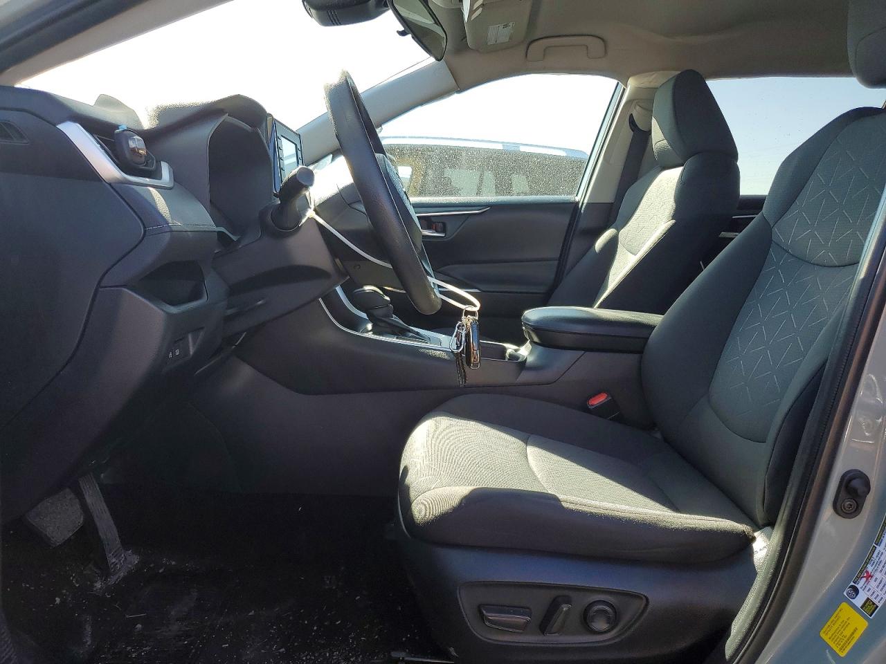 2022 TOYOTA RAV4 XLE photo 13