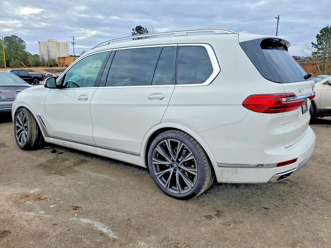 2021 BMW X7 photo 2