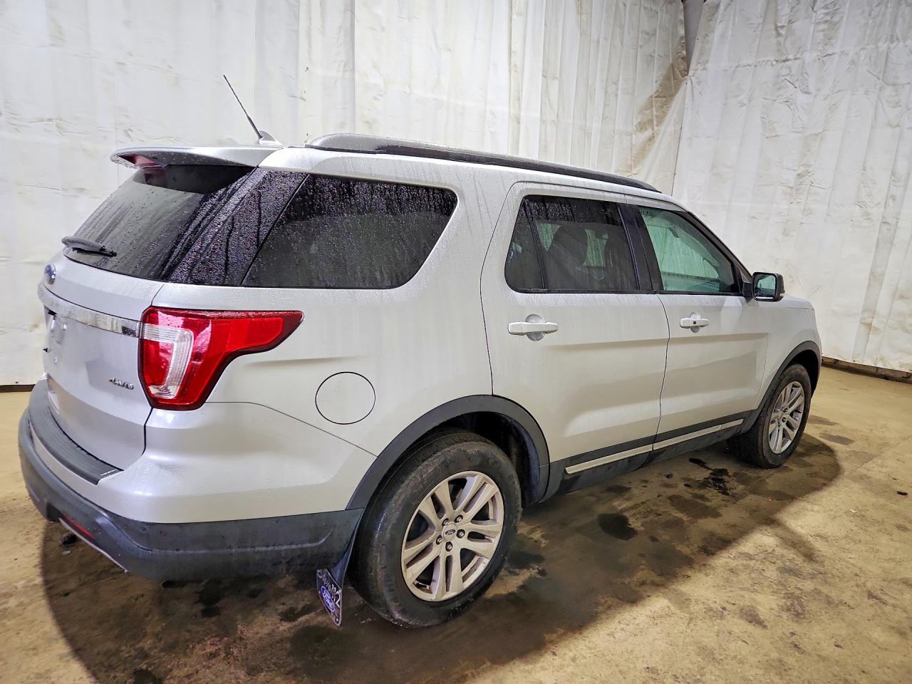 2019 FORD EXPLORER XLT photo 3