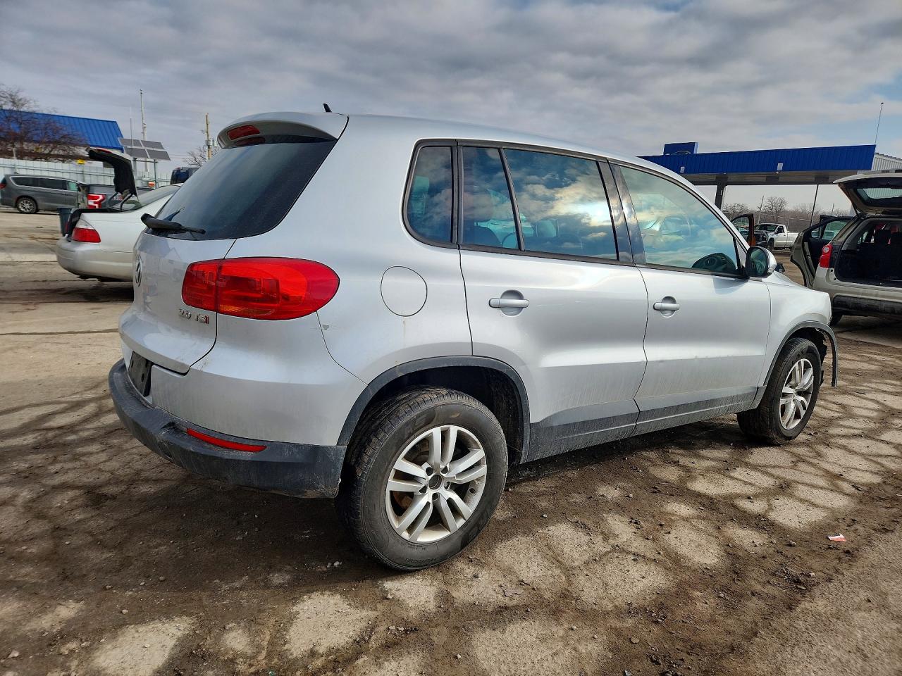 2013 VOLKSWAGEN TIGUAN S photo 5