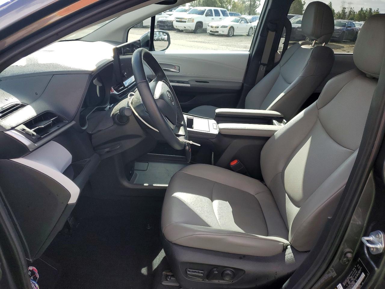 2025 TOYOTA SIENNA XLE 7-PASSENGER photo 7