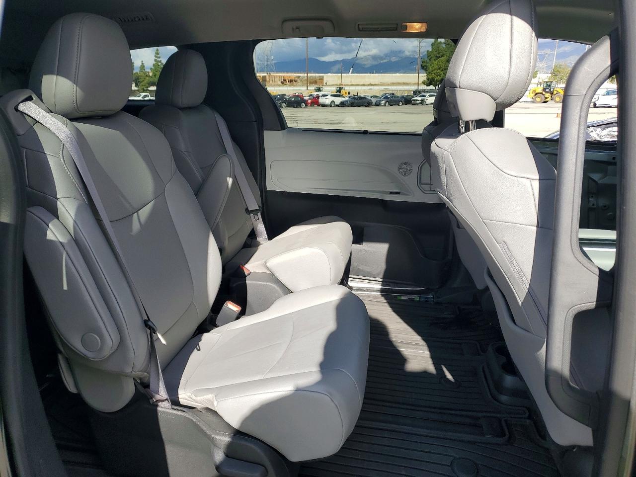 2025 TOYOTA SIENNA XLE 7-PASSENGER photo 11