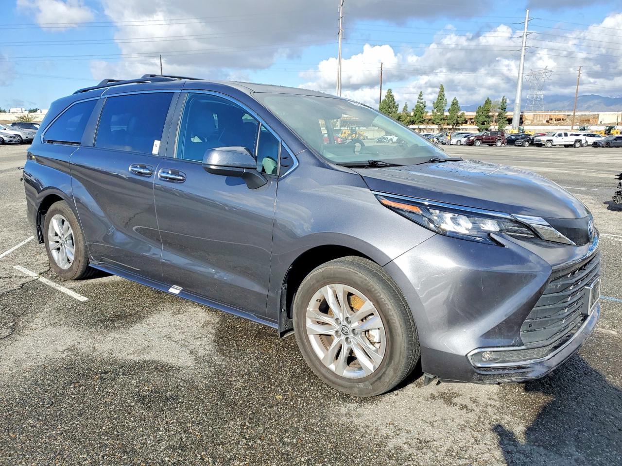 2025 TOYOTA SIENNA XLE 7-PASSENGER photo 4