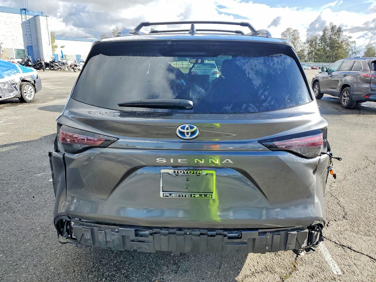 2025 TOYOTA SIENNA XLE 7-PASSENGER photo 6