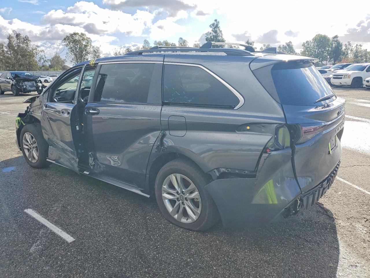2025 TOYOTA SIENNA XLE 7-PASSENGER photo 2