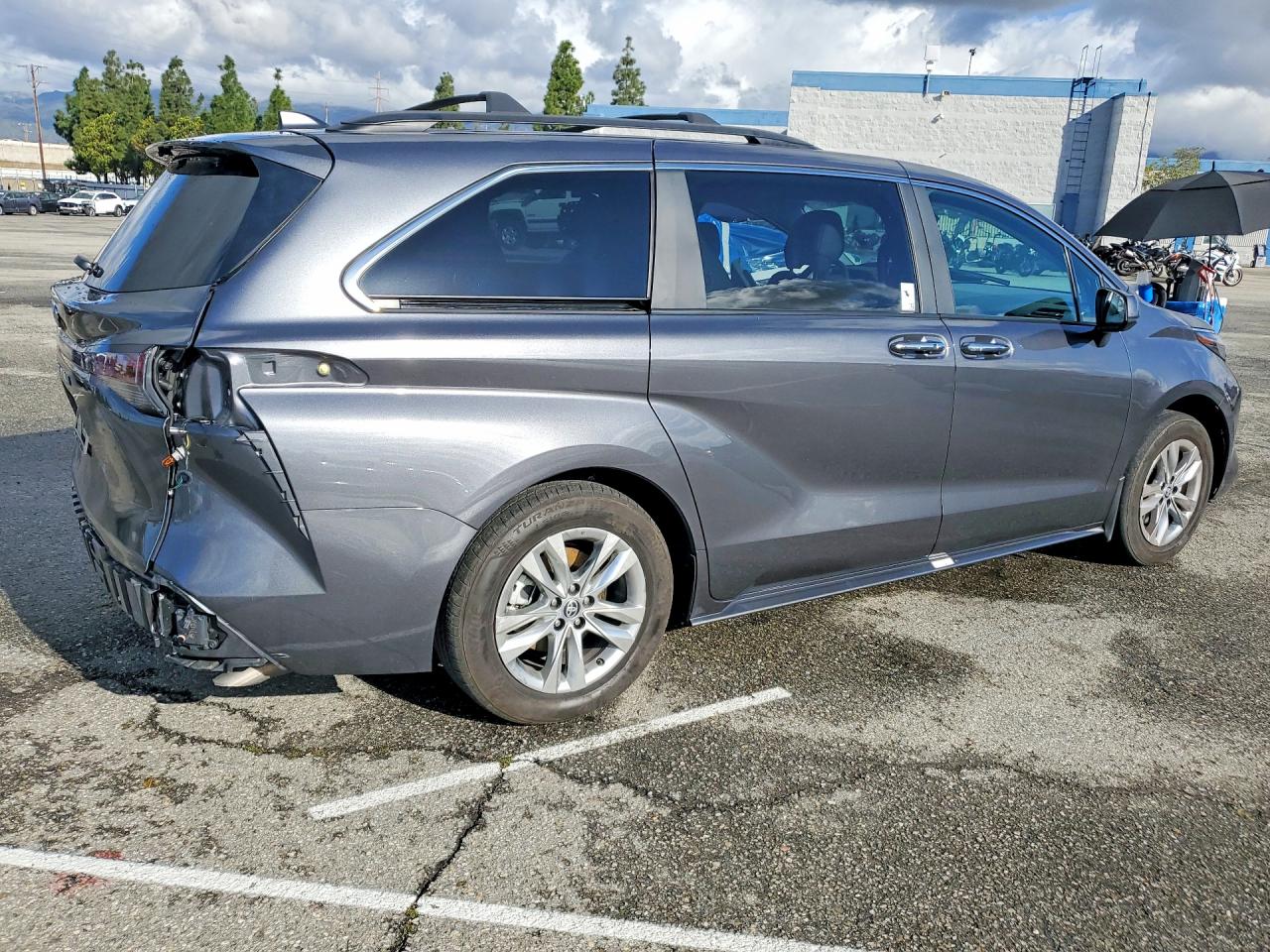 2025 TOYOTA SIENNA XLE 7-PASSENGER photo 3