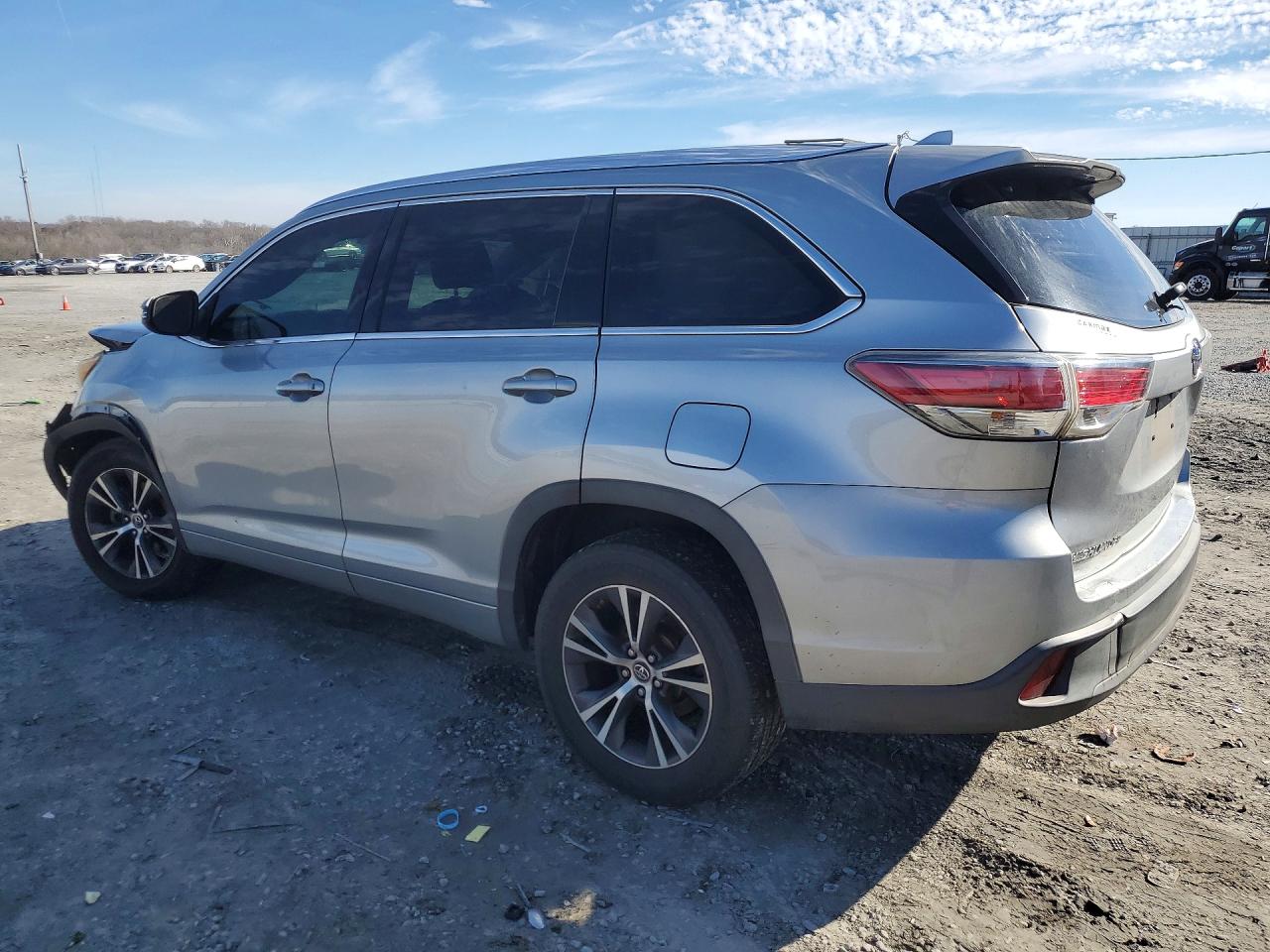 2016 TOYOTA HIGHLANDER XLE photo 2