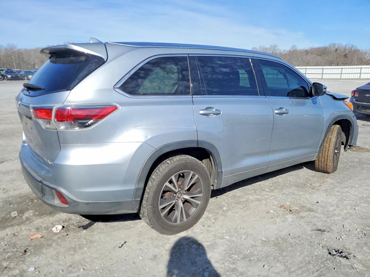 2016 TOYOTA HIGHLANDER XLE photo 3