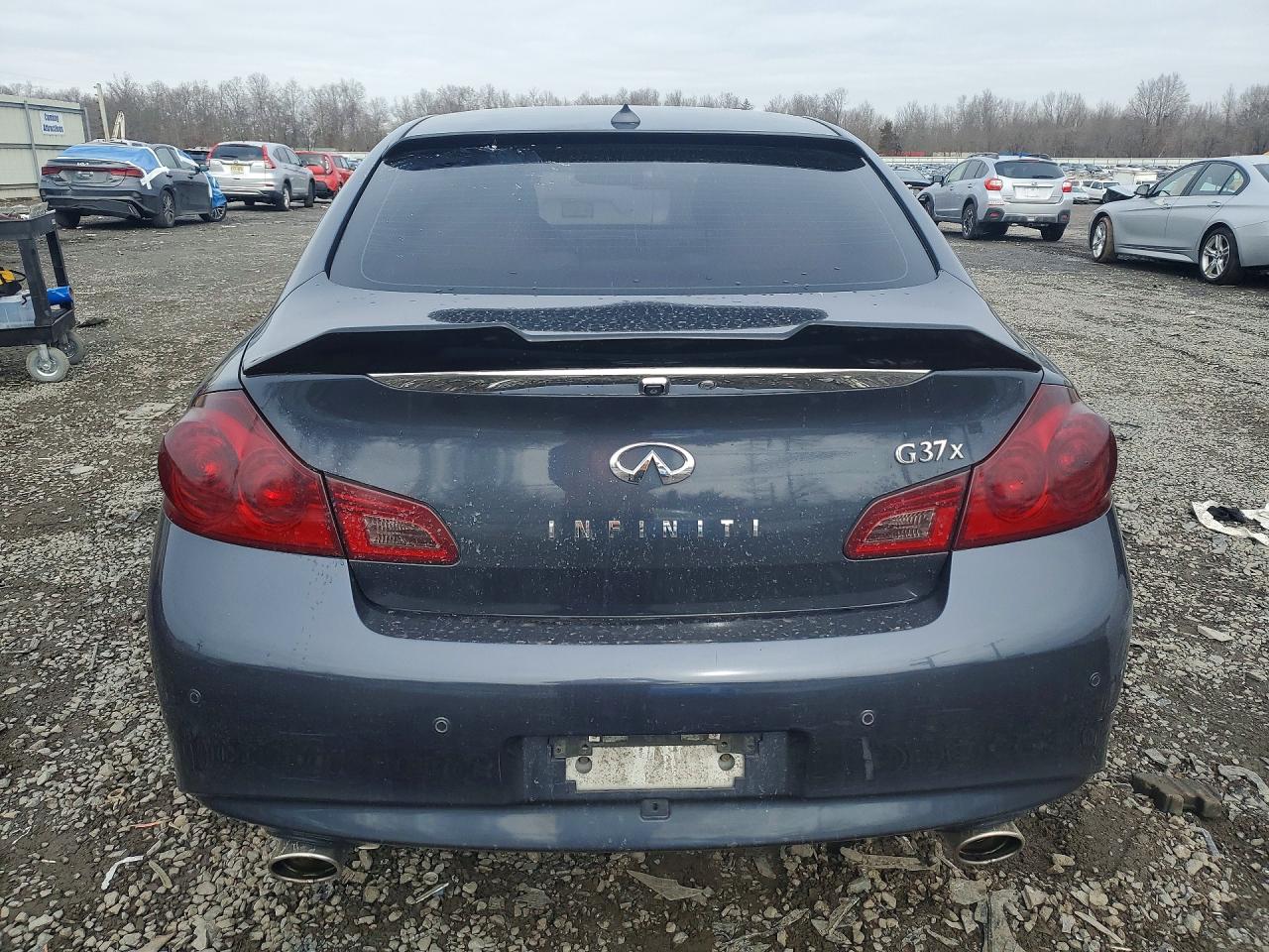 2011 INFINITI G37 photo 11