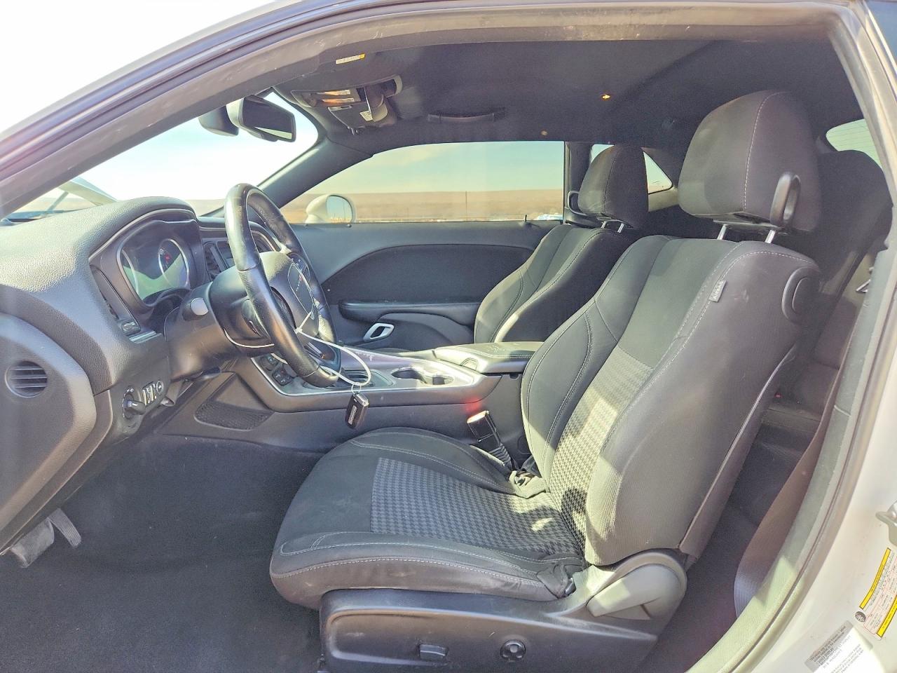 2016 DODGE CHALLENGER SXT photo 7