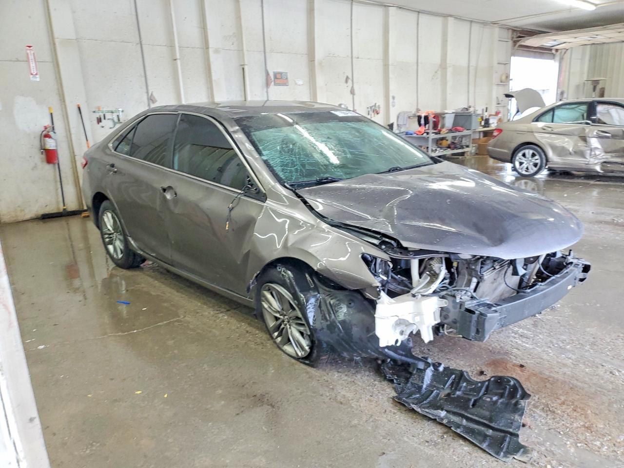 2015 TOYOTA CAMRY SE photo 4