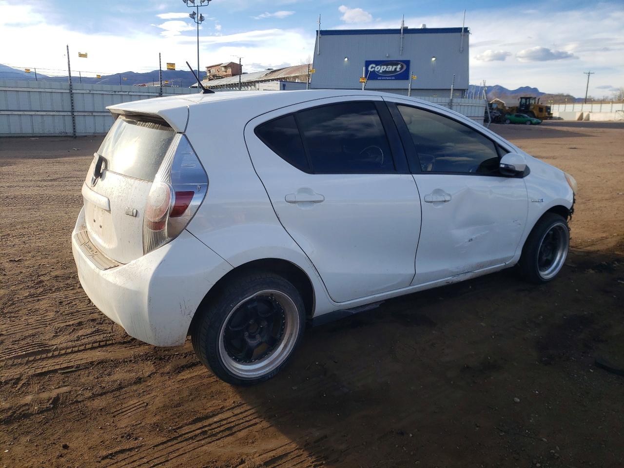 2013 TOYOTA PRIUS C photo 3