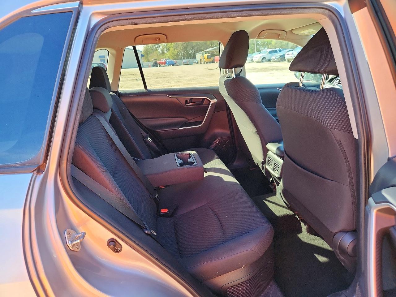 2019 TOYOTA RAV4 photo 21