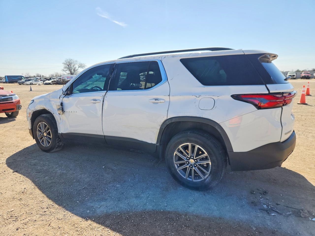 2023 CHEVROLET TRAVERSE LT photo 3