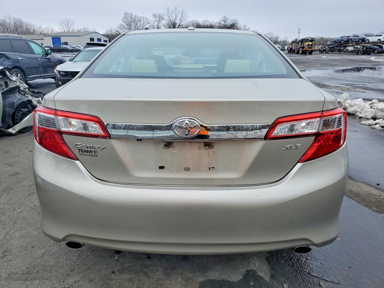 2014 TOYOTA CAMRY SE photo 11