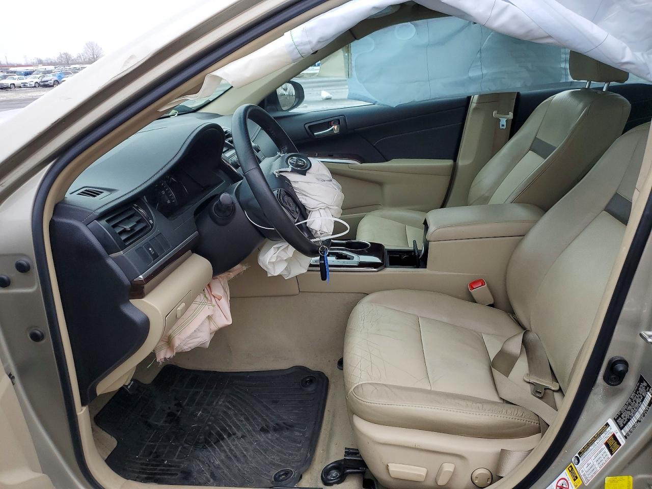 2014 TOYOTA CAMRY SE photo 13