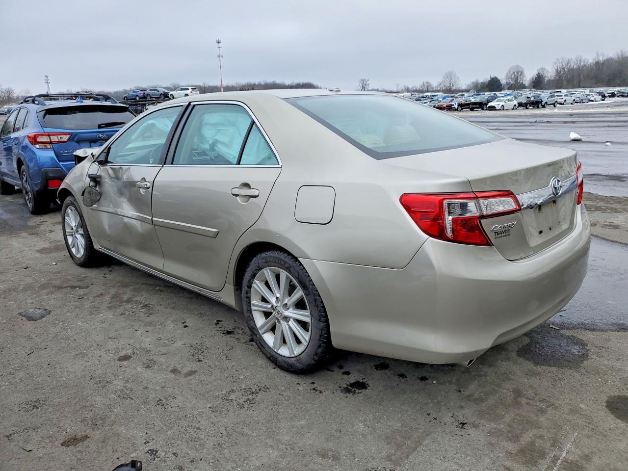 2014 TOYOTA CAMRY SE photo 3