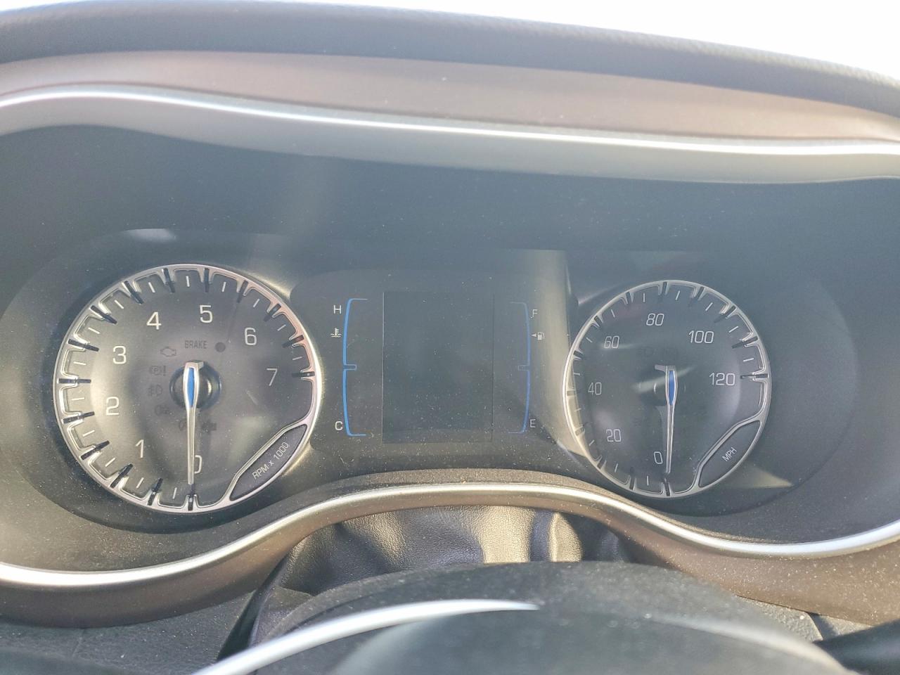 2021 CHRYSLER VOYAGER LX photo 9