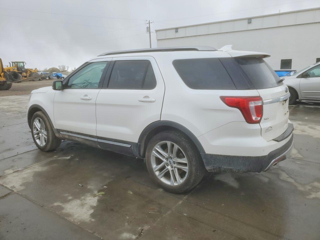 2017 FORD EXPLORER XLT photo 2